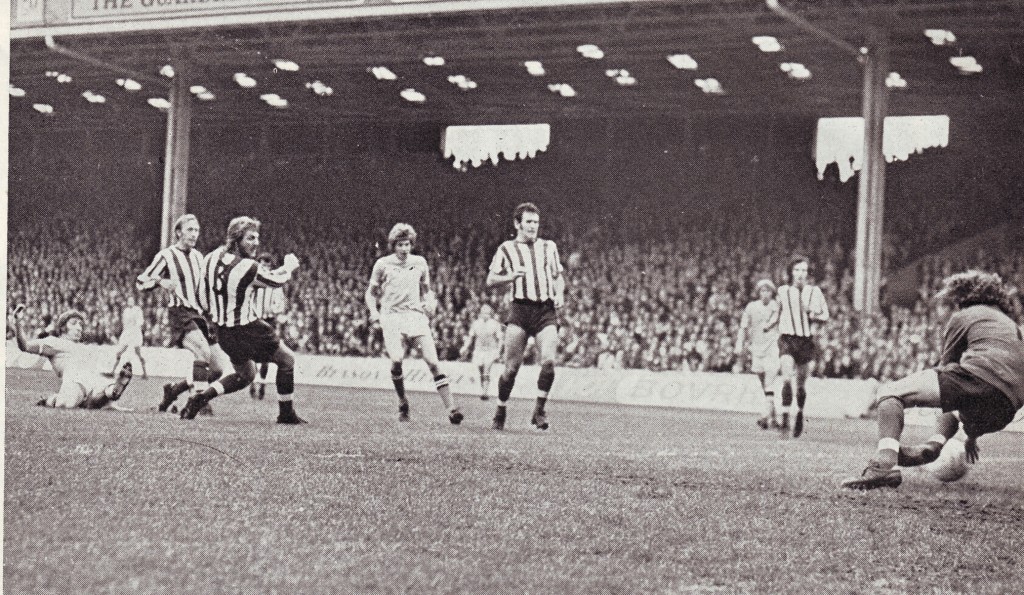 southampton home 1971-72 l davies 3rd city goal