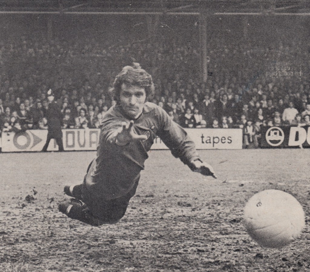 leicester away 1974 to 75 doyle in nets