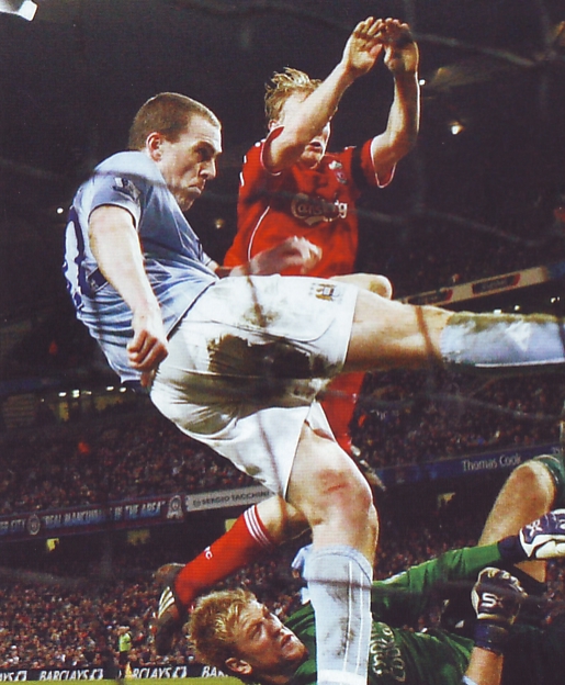 liverpool home 2007 to 08 dunne clears2