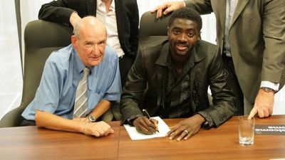 toure signs 29072009