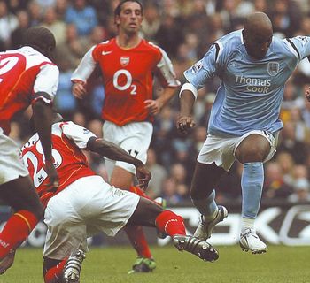 arsenal home 2004 to 05 action
