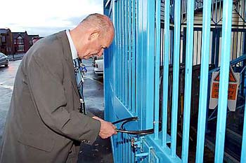 Halford locks the gates v saints home