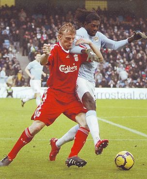 liverpool home 2009 to 10 action