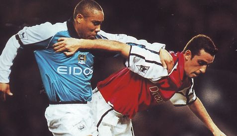 arsenal home 2000 to 01 action2