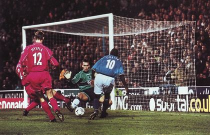 liverpool home 2000 to 01 action3