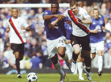 everton away 2010 to 11 away action 2