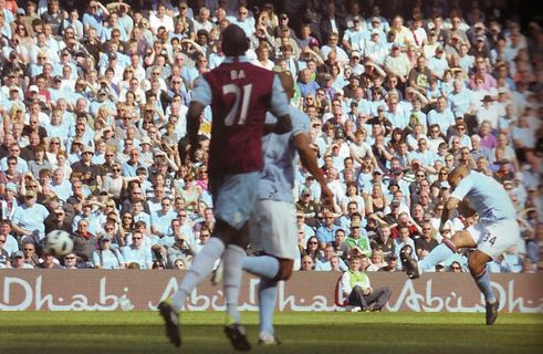 west ham home 2010 to 11 dejong goal 2