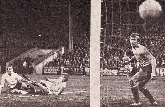 schalke home 1969-70 bell Citys 5th goal