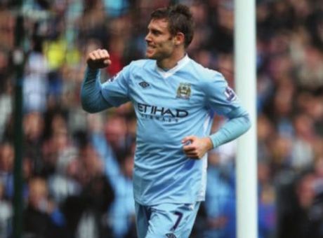 everton home 2011 to 12 milner goal2