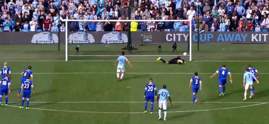 everton home 2013 to 14 aguero pen2