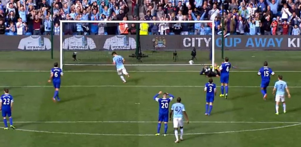 everton home 2013 to 14 aguero pen3