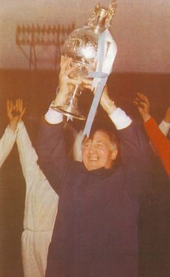 1967-68 joe mercer with league trophya