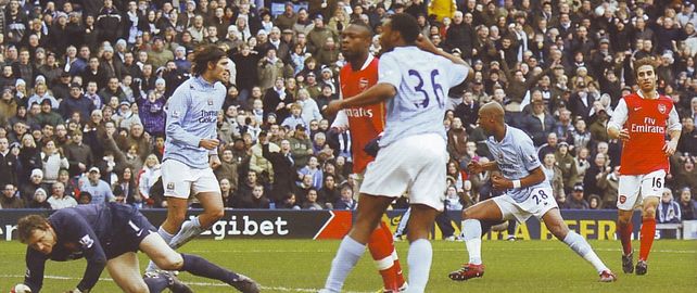 Arsenal home 2007 to 08 gelson goal celebA