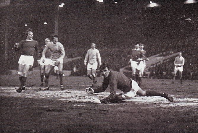 Man Utd home leagur cup semi bell goal