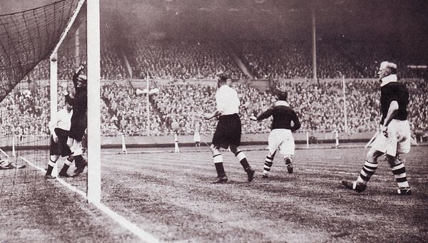 PORTSmouth fa cup final 1933 to 34 ACTION2a