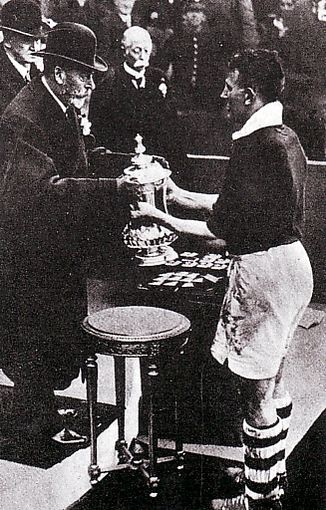 1933 to 34 cowan with cup