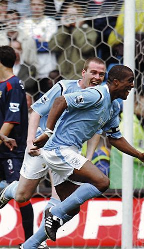 Pompey home 2004 to 05 distin goal2 Pompey home 2004 to 05 distin goal2