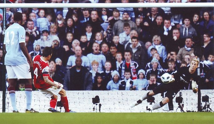 arsenal home 2010 to 11 fabregas penalty save