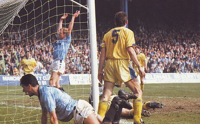 everton home 1989 to 90 quinn goal