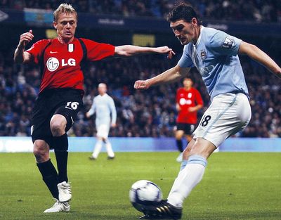 fulham home 2009 to 10 action fulham home 2009 to 10 action