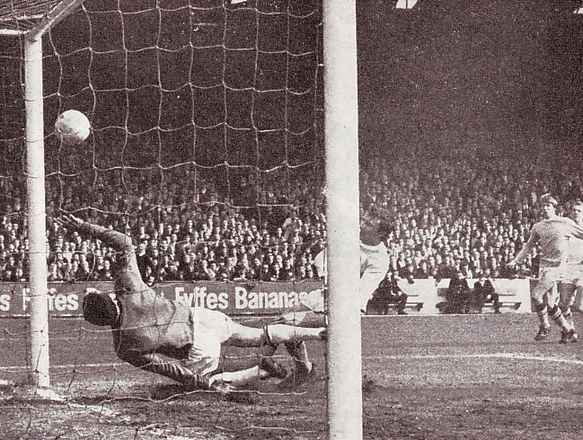 leicester home 1968 to 69 summerbee 1st city goal