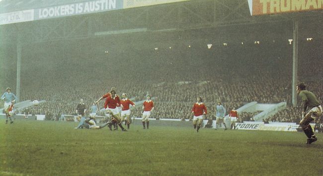 man utd home 1971 to 72 action
