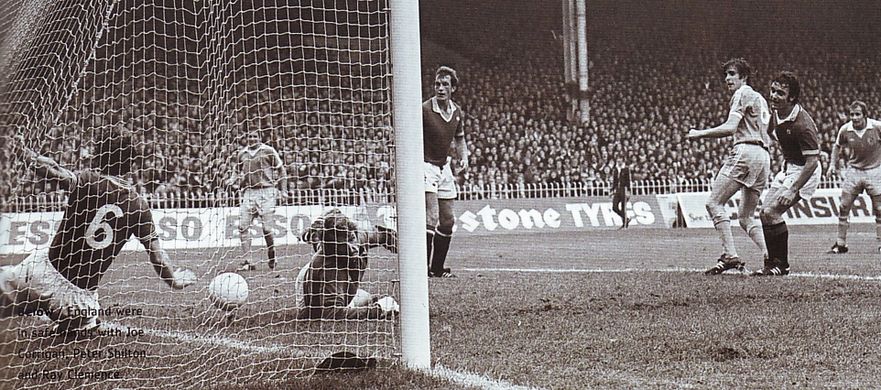 man utd home 1976 to 77 buchan off line