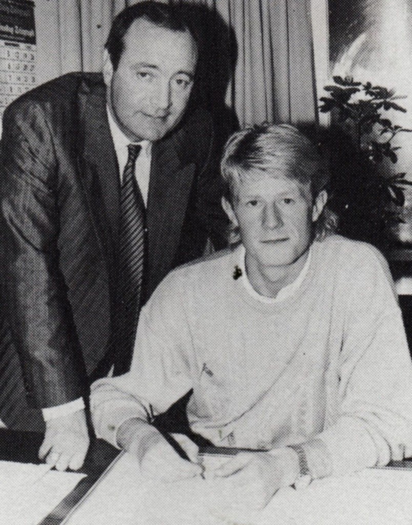 colin hendry signs nov 89