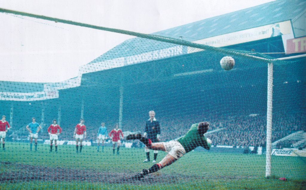 man utd home 1971 to 72 action 435