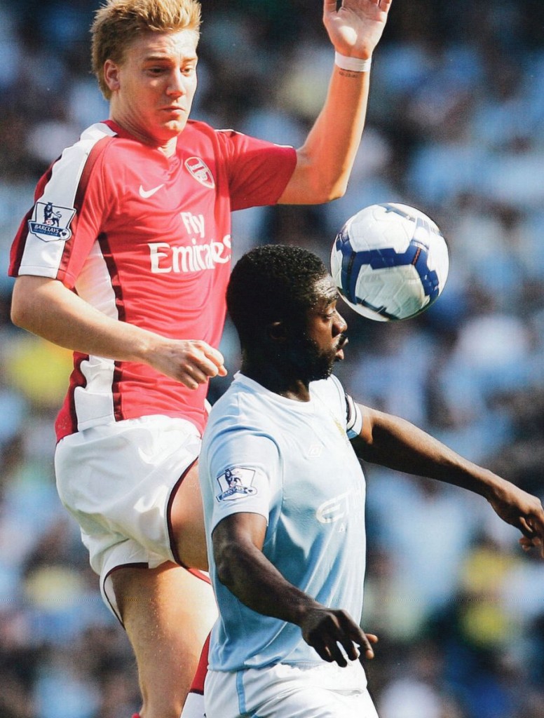 arsenal home 2009 to 10 action43