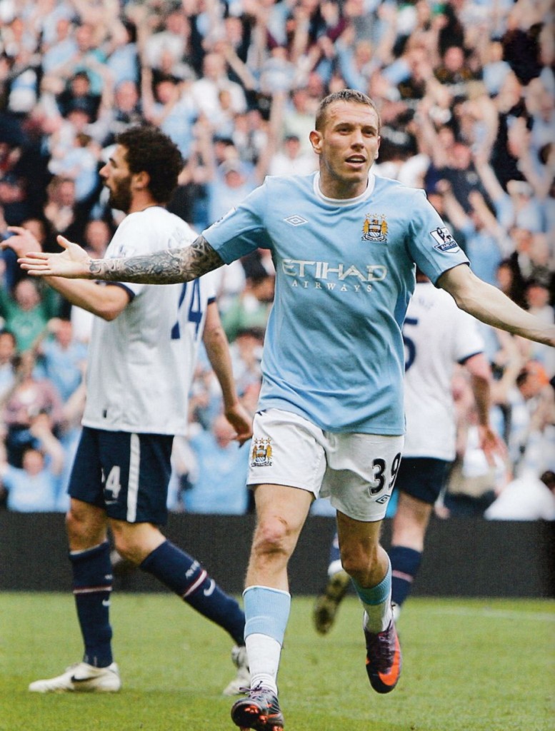 aston villa home 2009 to 10 bellamy goal54