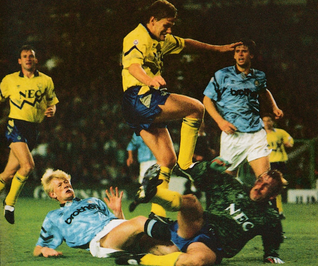 everton home 1991 to 92 action7