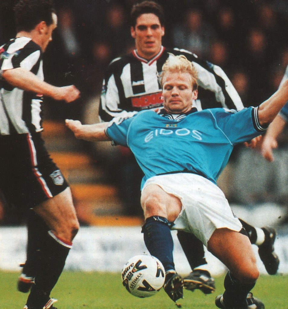 grimsby away 1999 to 2000 action3