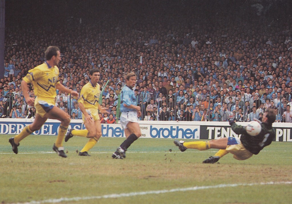 everton home 1990 to 91 action8