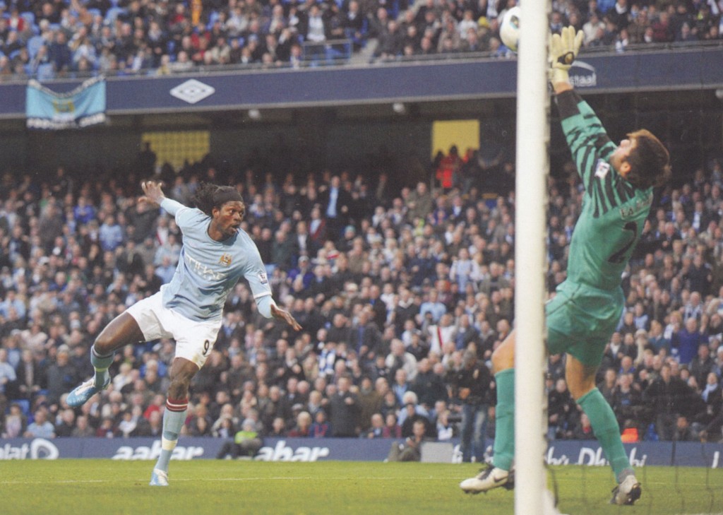 arsenal home 2010 to 11 action63