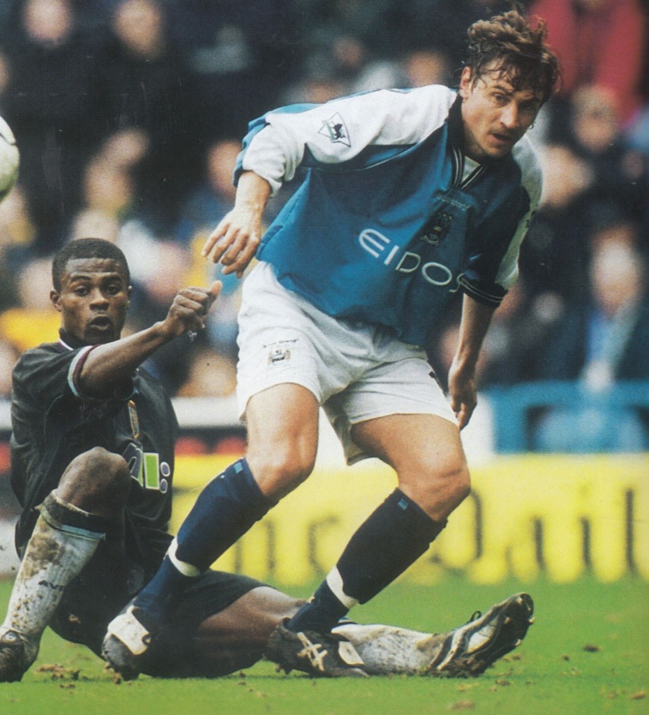 aston villa home 2000 to 01 action7