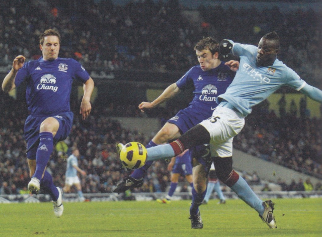 everton home 2010 to 11 action661
