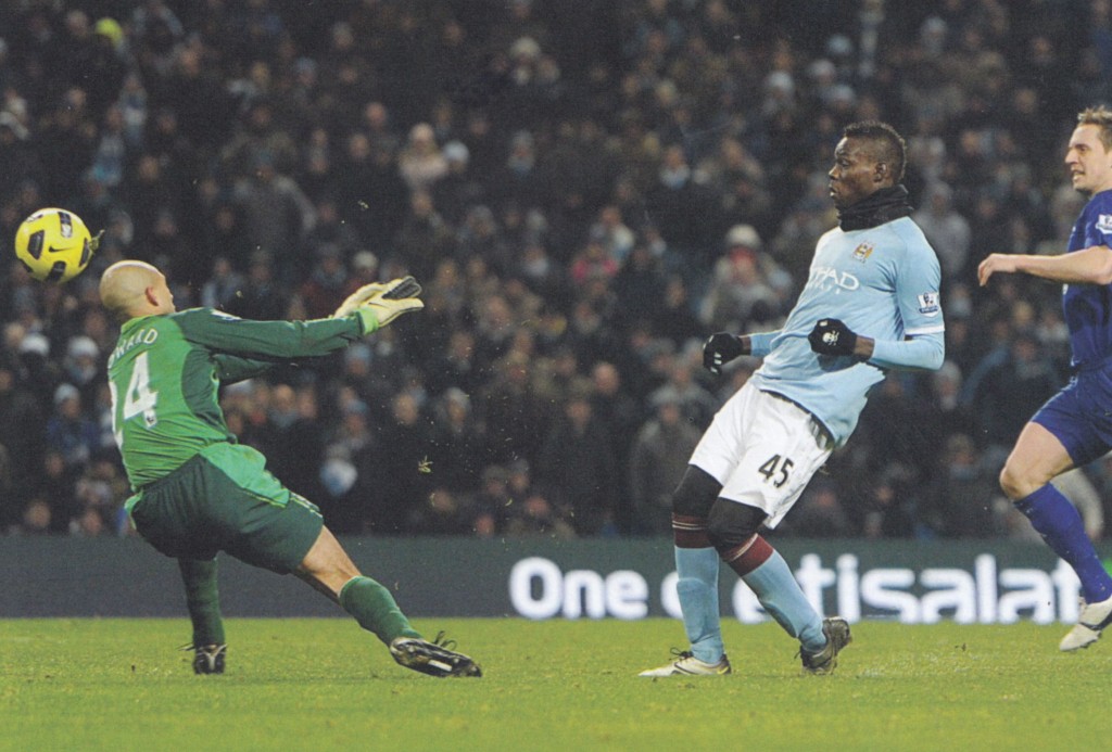 everton home 2010 to 11 action665