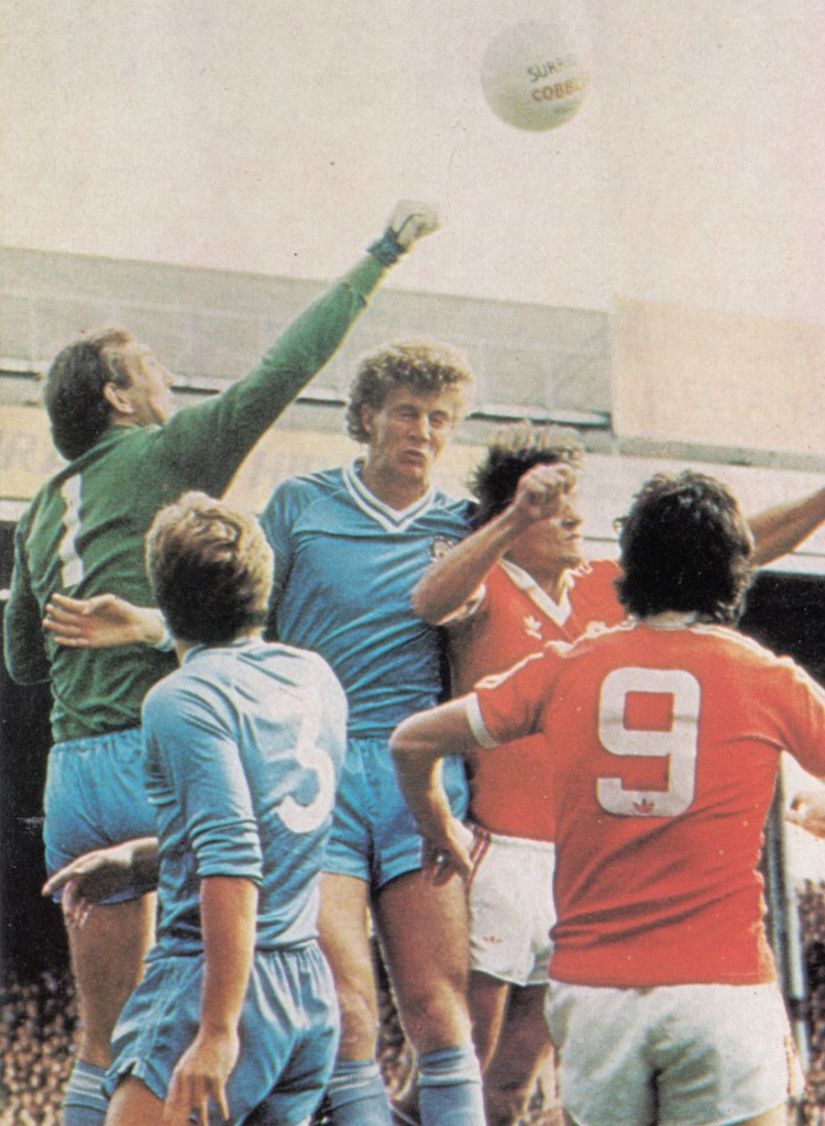 man utd home 1981 to 82 action9