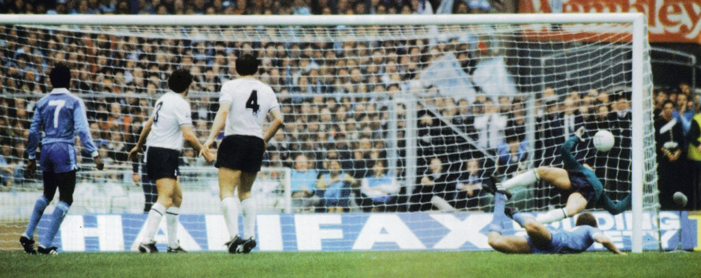 1981 fa cup final hutchinson goal6