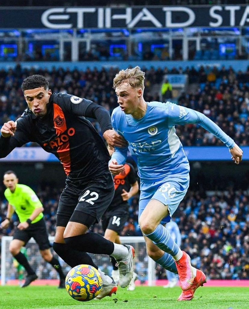 everton home 2021 to 22 action