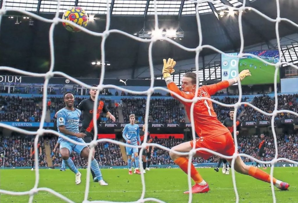 everton home 2021 to 22 sterling goal2