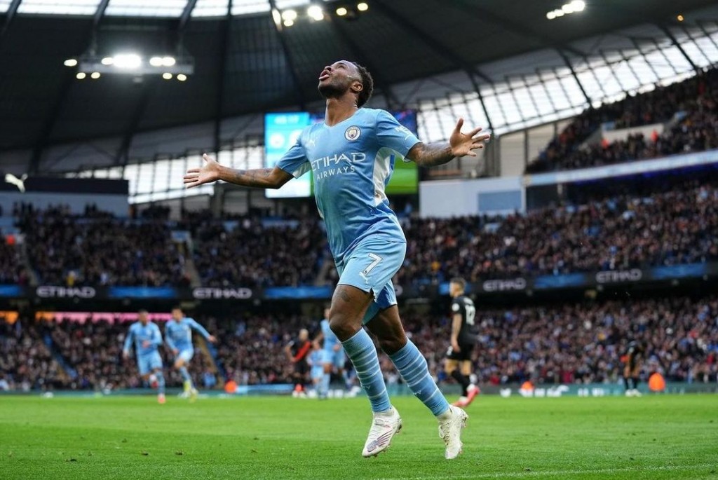 everton home 2021 to 22 sterling goal3