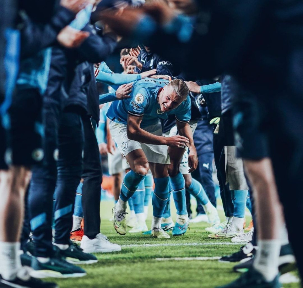 whu home 2022 to 23 haaland guard of honour2