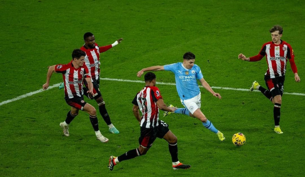 brentford home 2023 to 24 action2